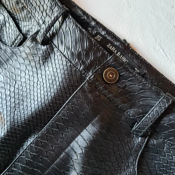 🚨Zara Black Faux Leather Snakeskin Embossed Front Slit Midi Skirt sz US Small - Picture 4 of 10